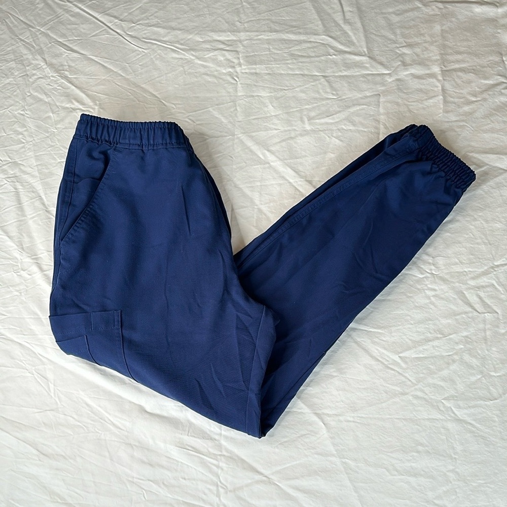 Movement Mens Navy Blue Scrubs Tapered Joggers with multiple pockets. Inseam 28”